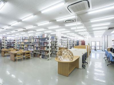 蔵書約66,000冊の深澤記念図書館